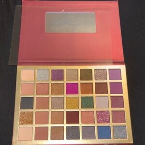 Luxury Eyeshadow Palette with Vibrant Colors